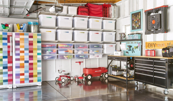 Garasi dengan area penyimpanan dinding yang rapi